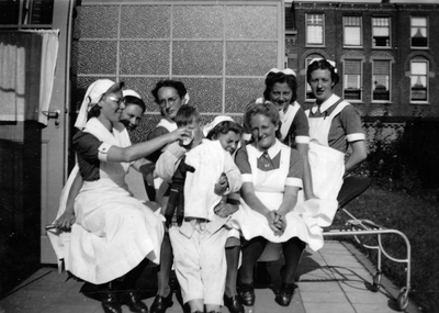 835055 Afbeelding van enkele verpleegkundigen van het Stads- en Academisch Ziekenhuis (Catharijnesingel 101) te Utrecht ...